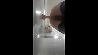 Linda travesti en lencería se masturba boscage dildos en su culo
